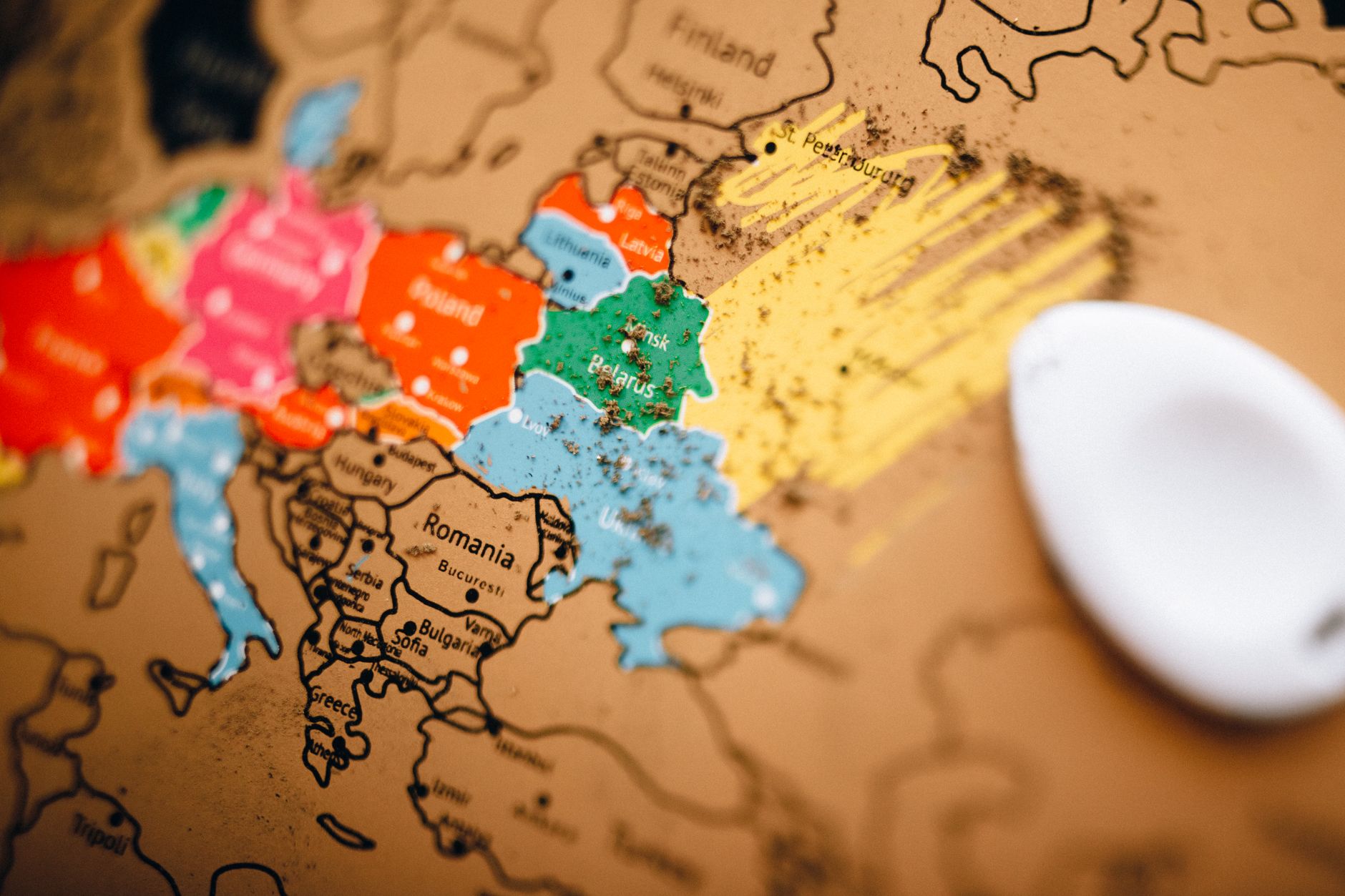 Gros plan d'une carte du monde colorée à gratter montrant l'Europe, axé sur la planification de voyages.