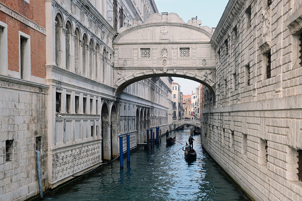 Le pont des Soupirs à Venise vu depuis la lagune, avec sa façade de pierre blanche au-dessus du canal